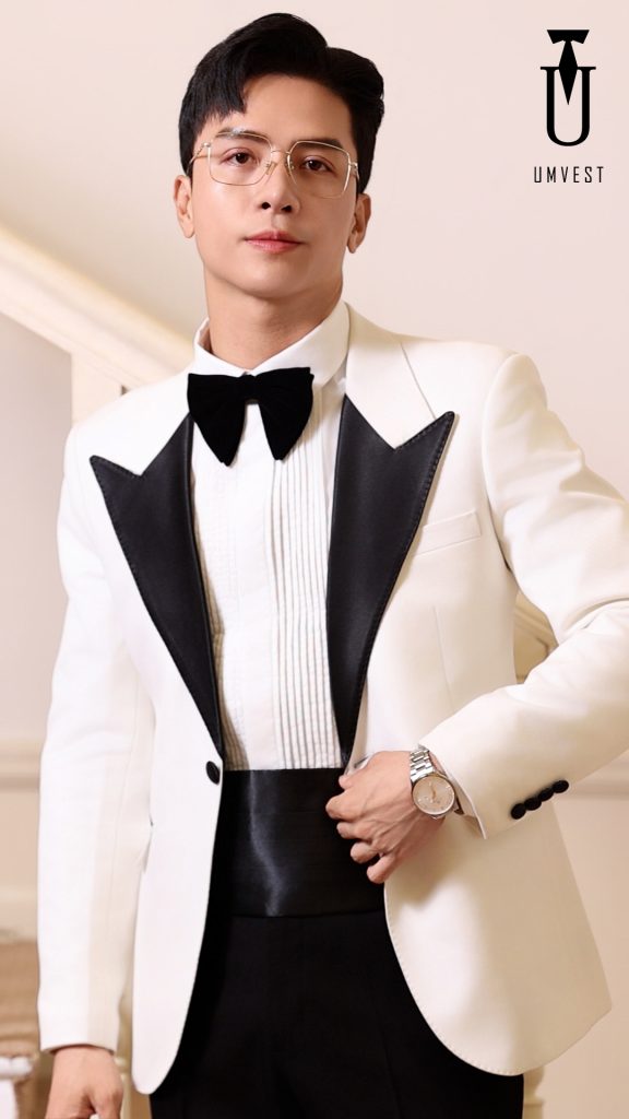 Mẫu áo vest màu đen trắng như bạch mã hoàng tử