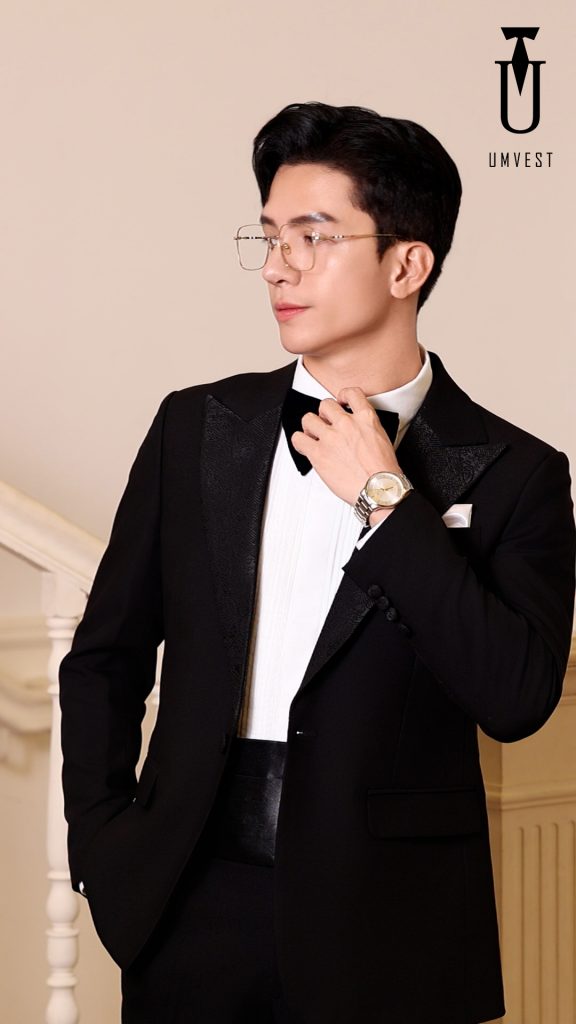 Tuxedo Nam Màu Đen TPHCM là tạo hình của sự sang trọng và quý phái