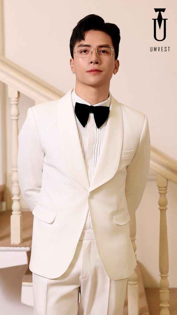 Tuxedo Nam Màu Trắng giúp bạn trông như bạch mã hoàng tử