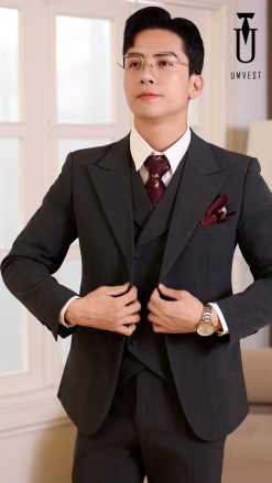 Vest xám đậm tôn dáng, phù hợp lễ cưới sang trọng