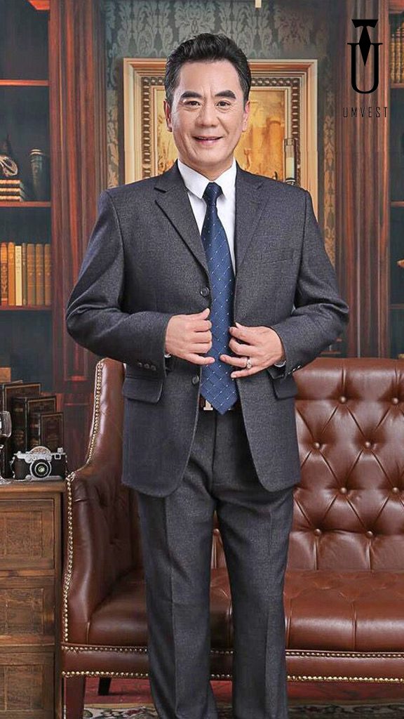 Tự tin và nghiêm nghị hơn trong các buổi tiệc quan trọng.với vest trung niên