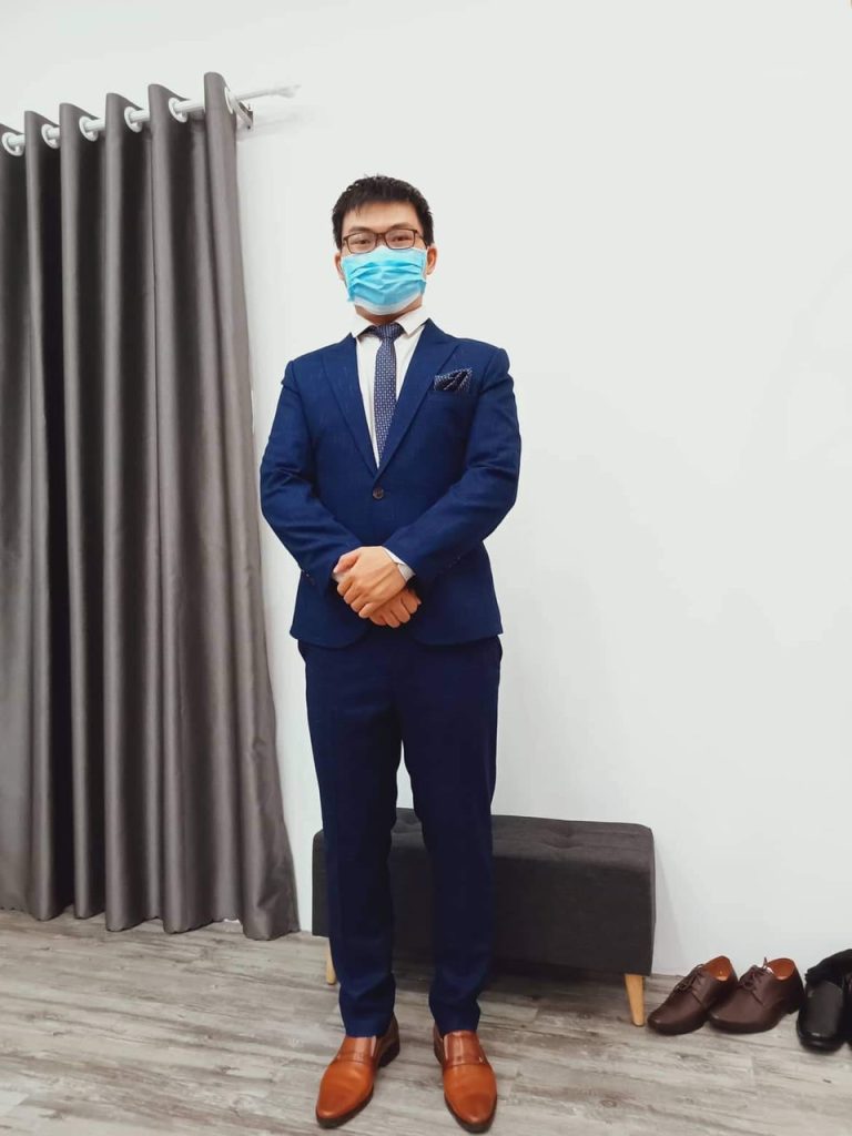 Khách đến thử vest cưới