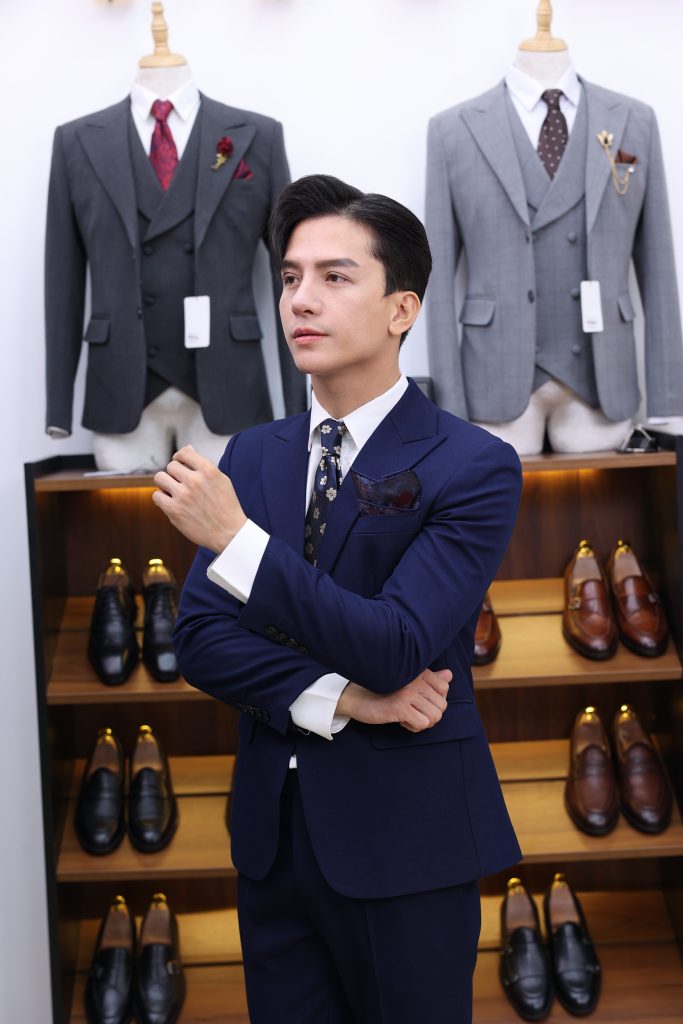 Phối vest với sơ mi trắng giúp tạo điểm nhấn cho vest