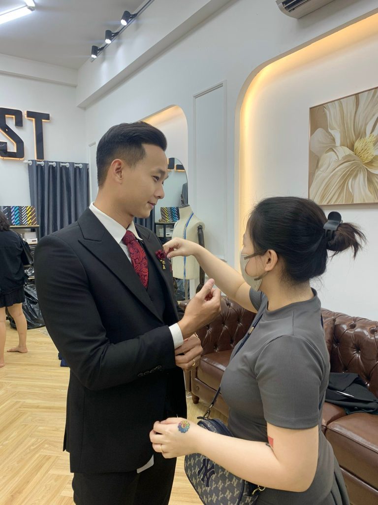 Khách hàng thử vest tại cửa hàng