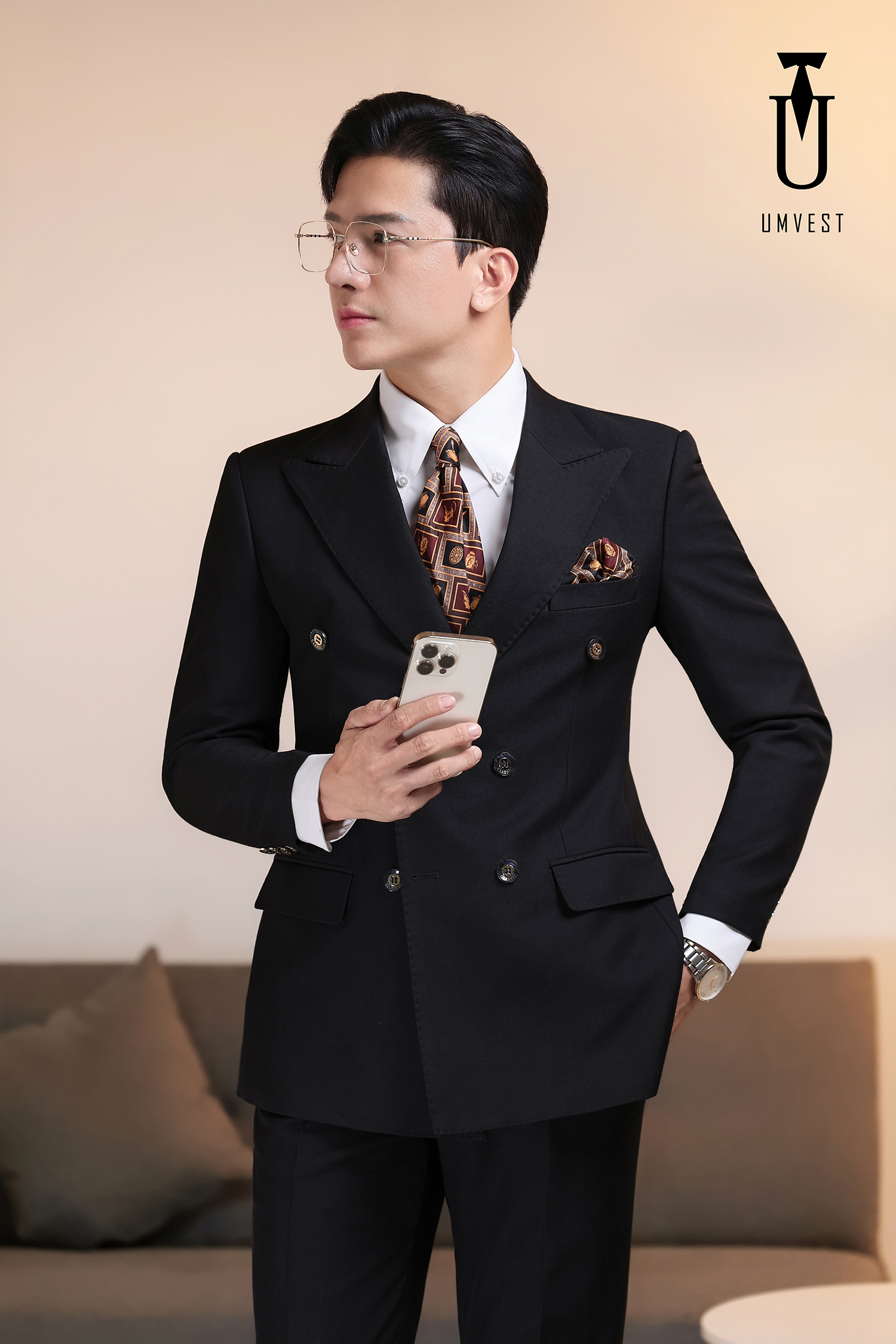 Đối với dáng người đầy đặn thì nên chọn trang phục có màu đen