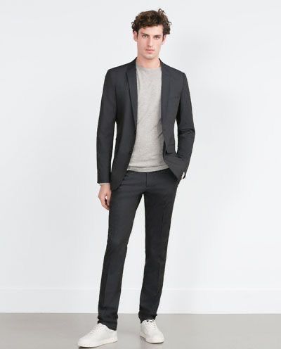 Phối màu basic giữa áo vest với áo thun